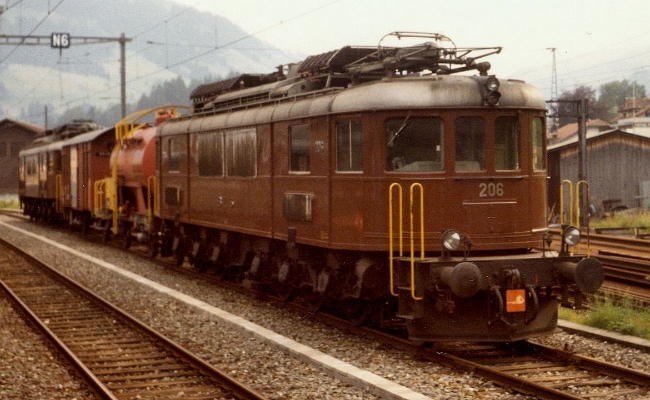 bls-ae-6-8-206-reichenbach-2 BLS Ae 6/8 206 et Ae 6/8 205 -- Reichenbach -- 07.1983