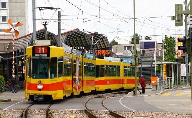 blt-be-4-8-205-muenchenstein BLT Be 4/8 205 et Be 4/6 230 -- Münchenstein -- 18.05.2012