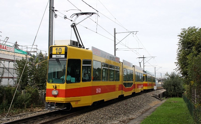 blt-be-4-8-237-um-103-ettingen BLT Be 4/8 237 et Be 4/6 1xx -- Ettingen -- 14.09.2010