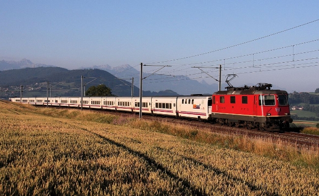 cff-re-420-11017-elipsos-oron ELIPSOS (SNCF RENFE) SBB CFF FFS Re 4/4 11017-- Oron le Château -- 16.07.2010 (LP) -- Train Hôtel Elipsos 
