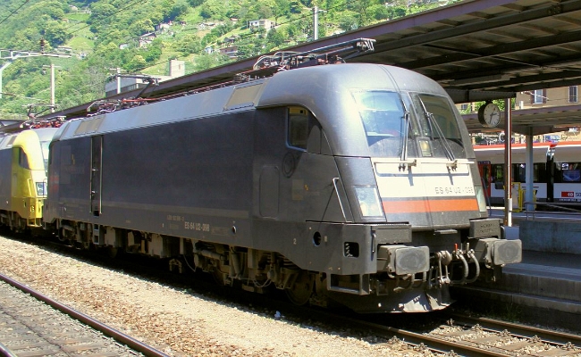 mrce-es-64-u2-098-bellinzona MRCE ES64 U2 098 (Taurus) -- Bellinzona -- 30.05.2011