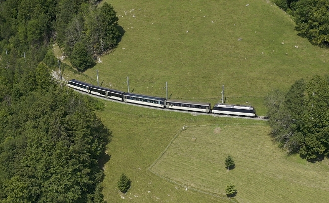 MOB Ge 4_4 8001 Allières drone 300720 MOB Ge 4/4 8001 -- Les Sciernes -- 30.07.2020