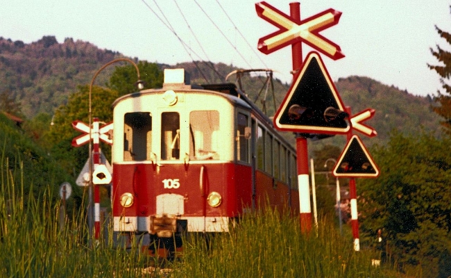 mvr-cev-bde-4-4-105-chiesaz MVR (CEV) BDe 4/4 105 -- La Chiesaz -- 04.1982 (Automotrice sauvegardée au chemin de fer musée du Blonay-Chamby)