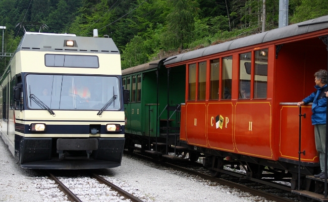 mvr-be-2-6-7000-bc-la-tine MVR Be 2/6 7004 ? -- La Tine (MOB) -- 10.06.2012 -- Croisement train spécial du chemin de fer Musée du Blonay-Chamby