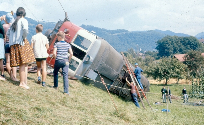 CEv 104 Déraillement (2) CEV, Déraillement BDe 4/4 104 St-Légier. 1963. Photo SM