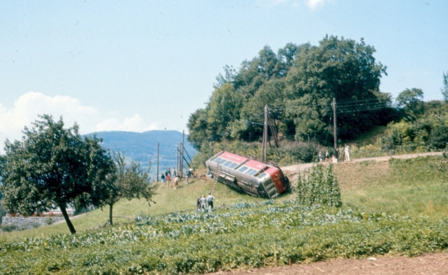 CEv 104 Déraillement (3) CEV, Déraillement BDe 4/4 104 St-Légier. 1963. Photo SM