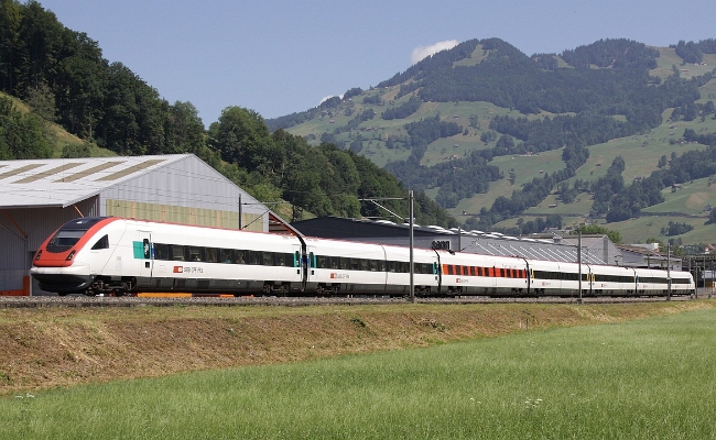 rabde-500-006-6-schwyz SBB CFF FFS, RABDe 500 006-6 Johanna Spyri -- Schwyz -- 21.07.2015