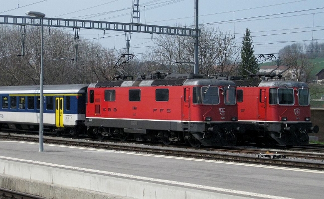 sbb-re-11140-11131-romontl SBB CFF FFS, Re 4/4 II 11140, Re 4/4 II 11131 -- Romont -- 18.04.2010