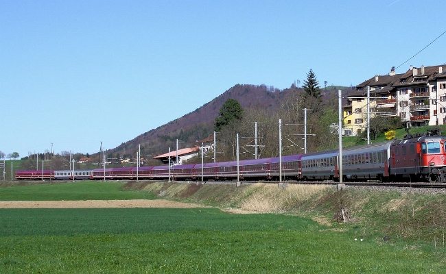 sbb-re-11157-intersoc-puidoux SBB CFF FFS, Re 4/4 II 11157, 15x SNCB I6, Intersoc -- Puidoux Village -- 07.04.2011