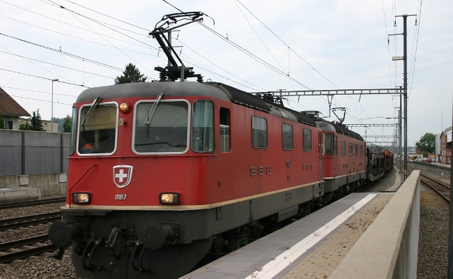 sbb-re-11187-um-re620-rothrist SBB CFF FFS, Re 4/4 II 11187 UM Re 6/6 -- Rothrist -- 06.05.2009