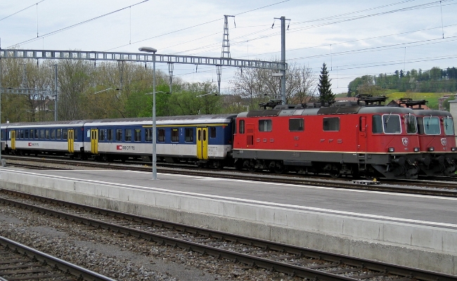 sbb-re-11193-11200-romont SBB CFF FFS, Re 4/4 II 11193, Re 4/4 II 11200 -- Romont -- 26.04.2009