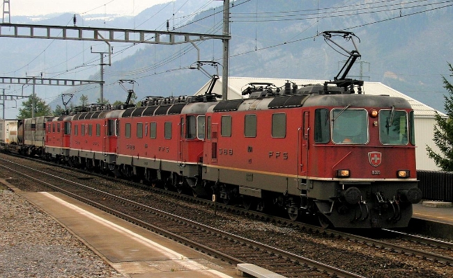 sbb-re-11370-11656-um20-20-steinen SBB CFF FFS, Re 4/4 III 11370, Re 6/6 11656, Re 20/20 -- Steinen -- 22.10.2009