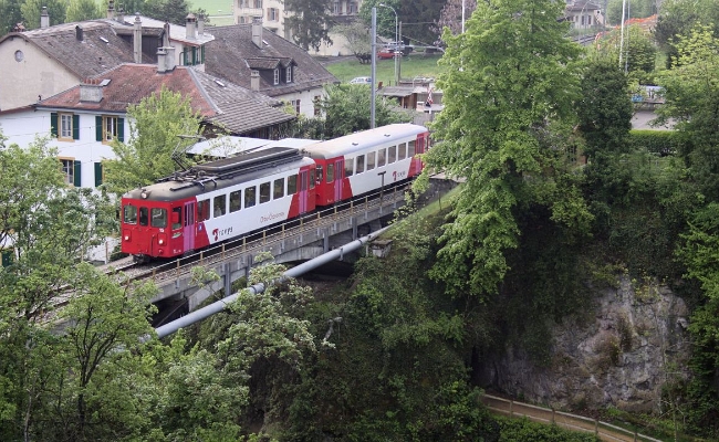 travys-oc-bde-15-orbe-pont TRAVYS, OC, BDe 4/4 15, Bt 51 -- Orbe, St-Eloi -- 12.05.2010