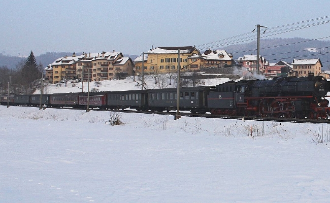 drg-01202-puidoux-2 DRG 01 202, Swisstrain / BLS Ae 6/8 208 -- Puidoux Village -- 13.02.2010 -- Circulation sur le réseau SBB CFF FFS