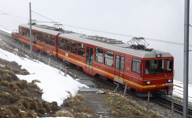 jb-bhe-4-8-214-kleine-scheidegg JB Bhe 4/8 214 -- Fallboden -- 14.05.2010