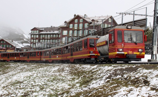 jb-bhe-4-8-215-um-218-zekt95-kleine-scheidegg JB Bhe 4/8 215, 218, Zekt 95 -- Kleine Scheidegg -- 14.05.2010
