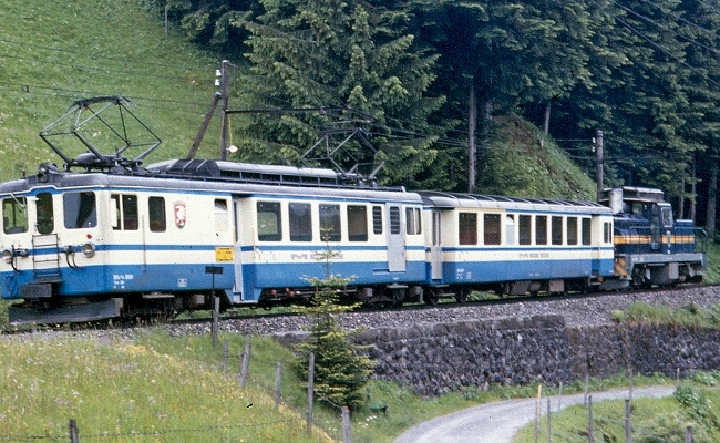 mob-gm-4-4-2003-bde-4-4-3001-schoeniried MOB BDe 4/4 3001, Bt 3301, Gm 4/4 2003 -- Sannenmöser -- 24.06.1985 -- Remorquage pour passage du chantier du nouveau tunnel