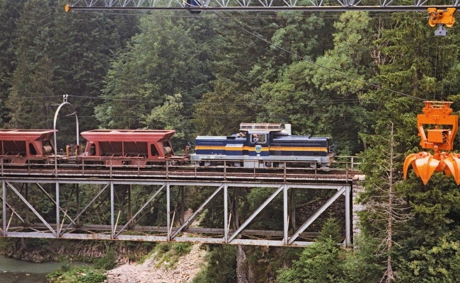mob-gm-4-4-2003-rossiniere MOB Gm 4/4 2003 -- Pont du Lanciau, Rossinière -- 07.1982