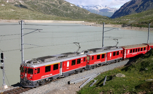 rhb-abe-4-4-55-52-bernina RhB, ABe 4/4 55, ABe 4/4 52 -- Bernina Ospizio -- 08.07.2009