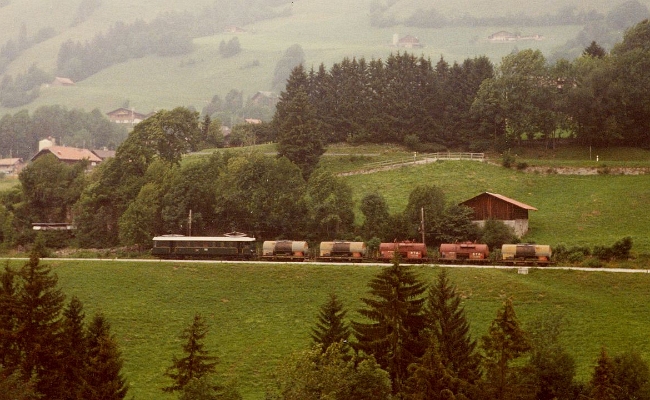 tpf-be-121-5x-uhk-rossiniere GFM, TPF, Be 4/4 121, 5x Uhk -- Rossinière MOB -- 07.1982