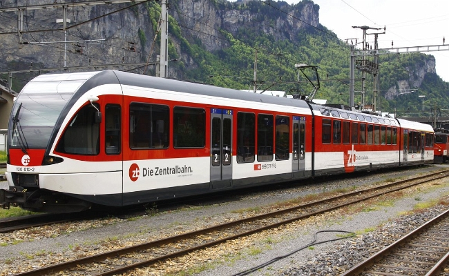 ZB ABe 130 010-2 et De Meiringen ZB Automotrice ABe 130 010-2, De 4/4 110 -- Meiringen -- 20.05.2013